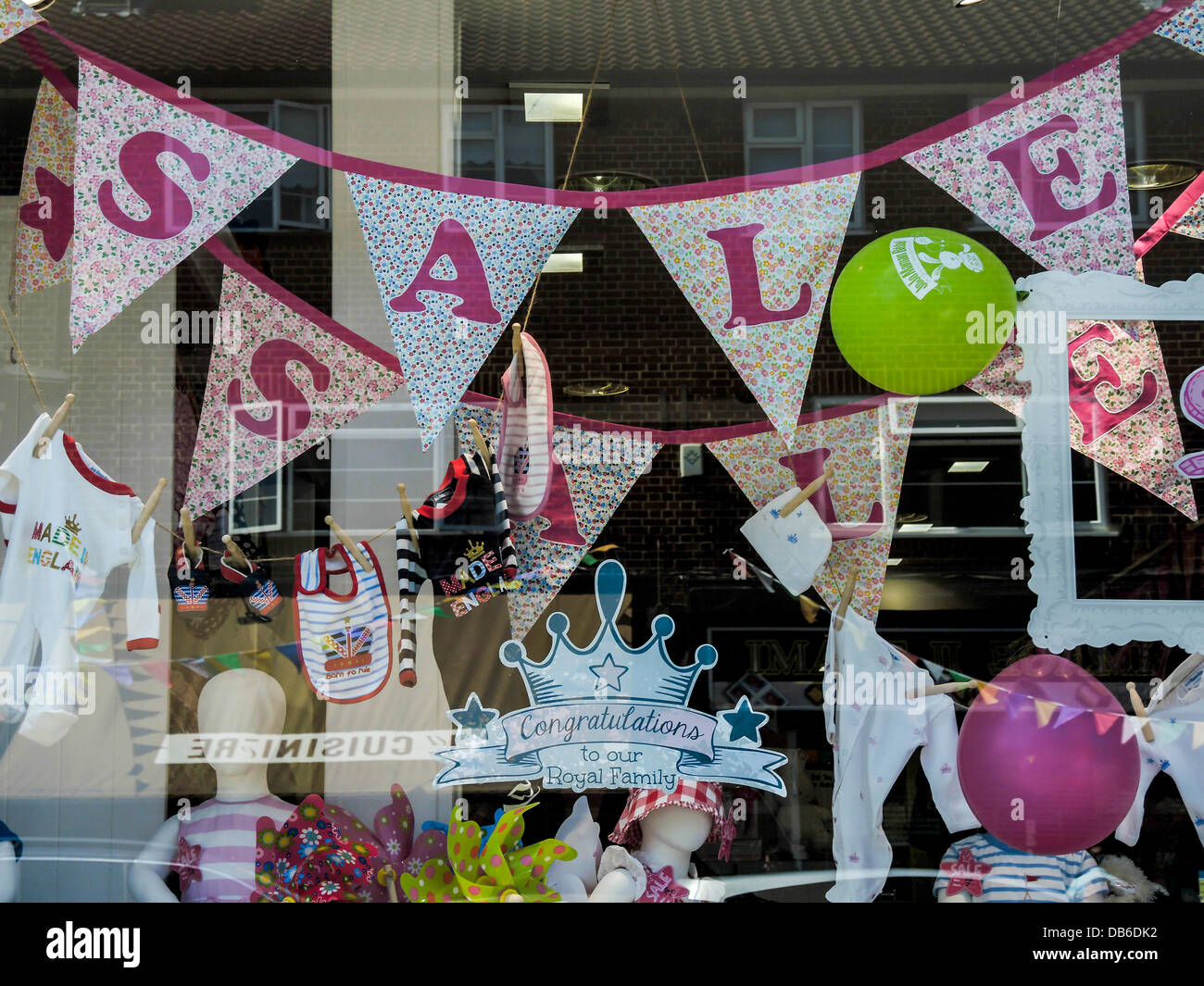 Wird das königliche Baby Einzelhändler einen Schub geben?  Diese Kinder Geschäfte hoffen natürlich so als sie bieten Kunden Ermäßigungen in einem Versuch Sommer, den Umsatz zu steigern. Northcote Straße, Clapham, London, UK 24. Juli 2013. Stockfoto