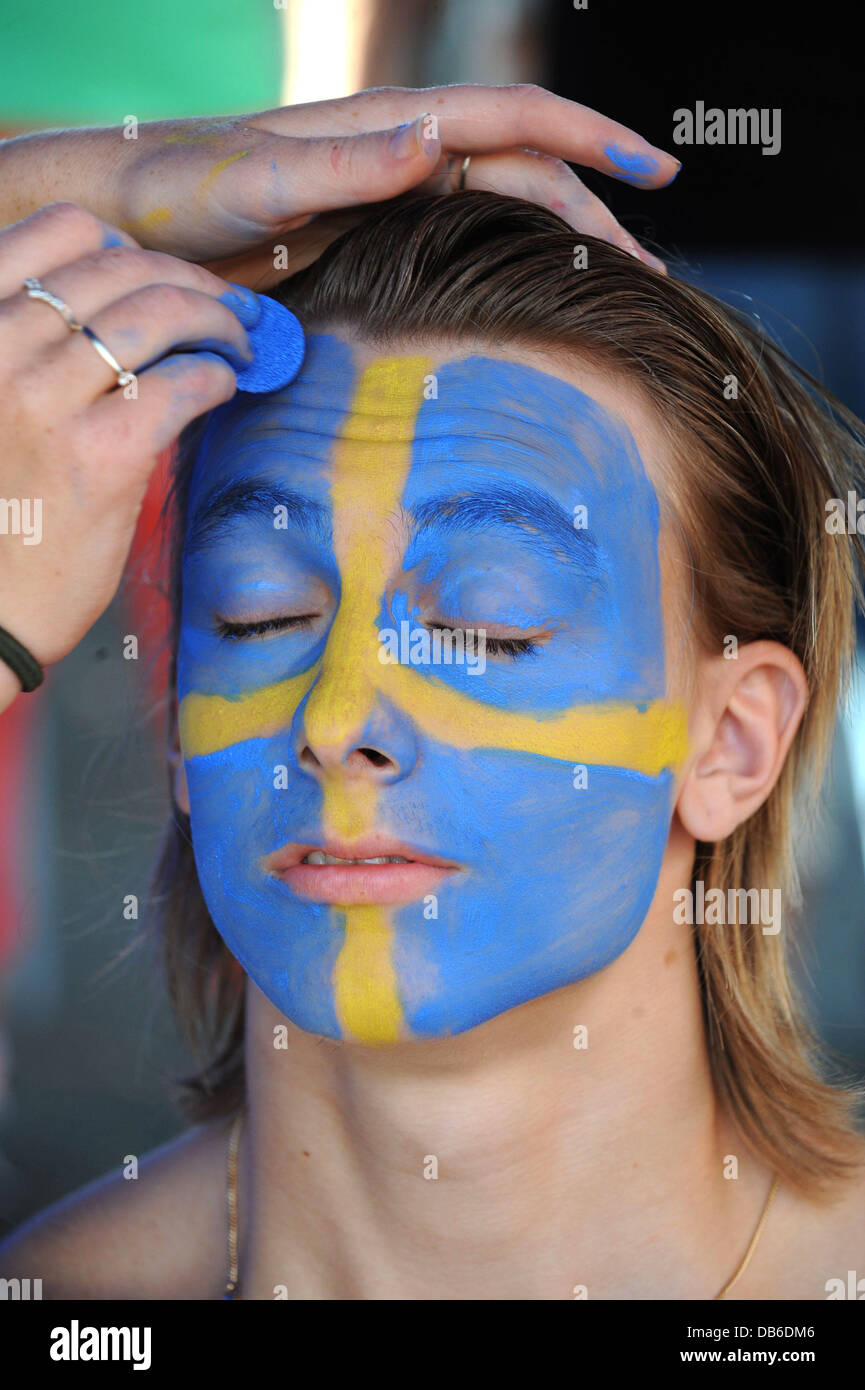 Ein Anhänger der Schweden ruft ein Flag gezeichnet in seinem Gesicht vor der UEFA Women «s EURO 2013 Semi final Fußballspiel zwischen Deutschland und Schweden bei der Gamla Ullevi-Stadion in Göteborg, Schweden, 24. Juli 2013. Foto: Carmen Jaspersen/dpa Stockfoto