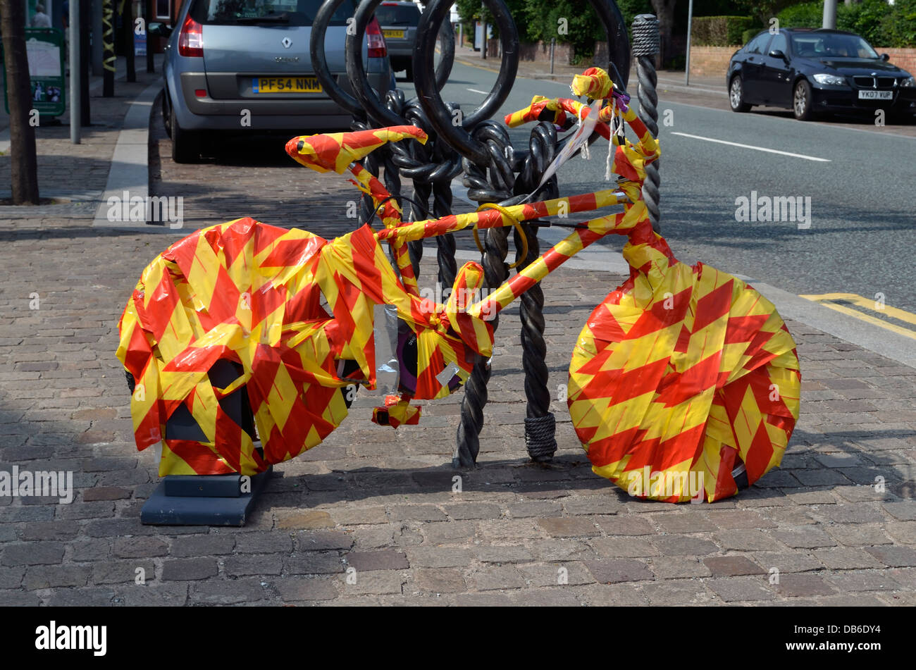 Ein bunt verpackte bunte Fahrrad in Hoylake während das jährliche Festival der Premieren Stockfoto