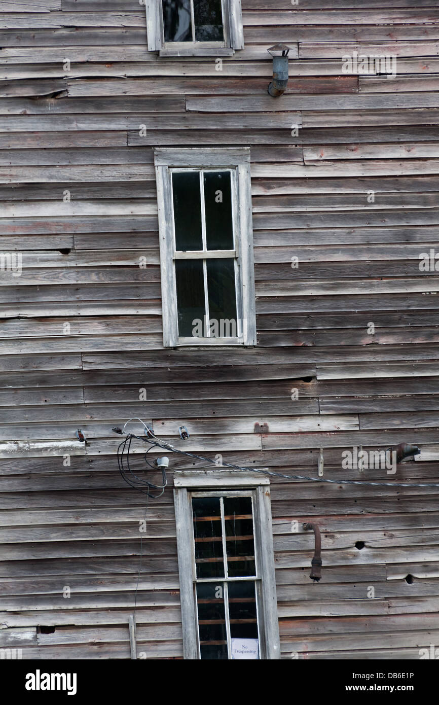 Windows auf einem sehr alten Holz Gebäude Stockfoto
