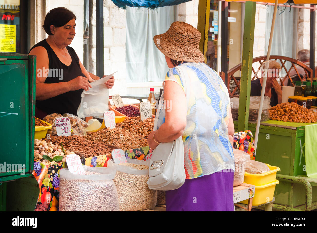 eine Frau kauft Mandeln an einem Stand auf dem Markt in Split Kroatien Stockfoto