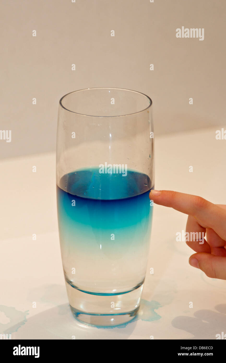 Kid es Wissenschaft experimentieren - niedrige Dichte Wasser Stockfoto
