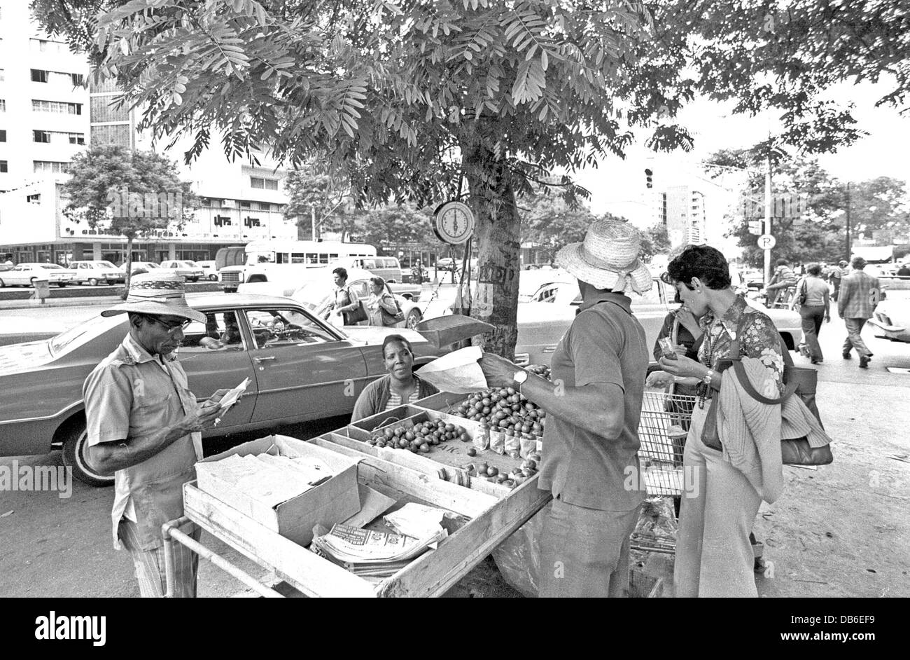 Caracas Venezuela Straßenszenen in den 1970er Jahren zeigen Menschen Autos Architektur Märkten. Stockfoto
