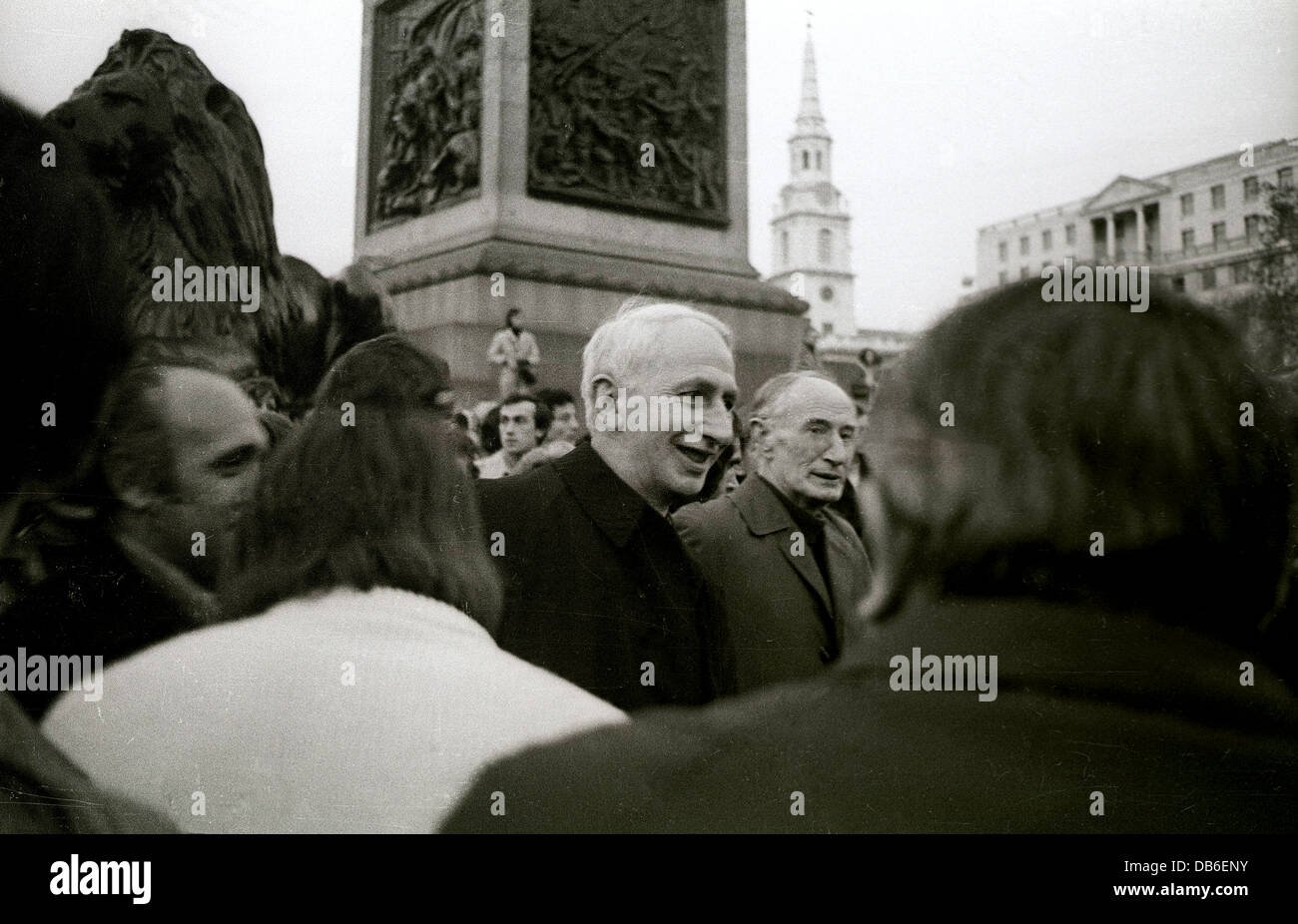 Kardinal Hume besucht eine Friedenskundgebung am Trafalgar Square in London UK Stockfoto