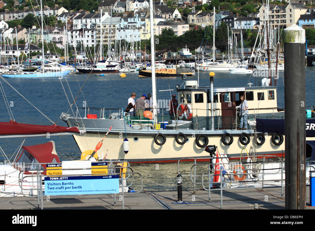 Charterboot Angeln vorbei an der Fähre terminal an der Dartmouth, Devon, England, UK. Stockfoto