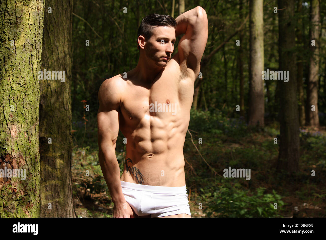 Eine Fitness Modell Biegung in einem Waldgebiet. Stockfoto