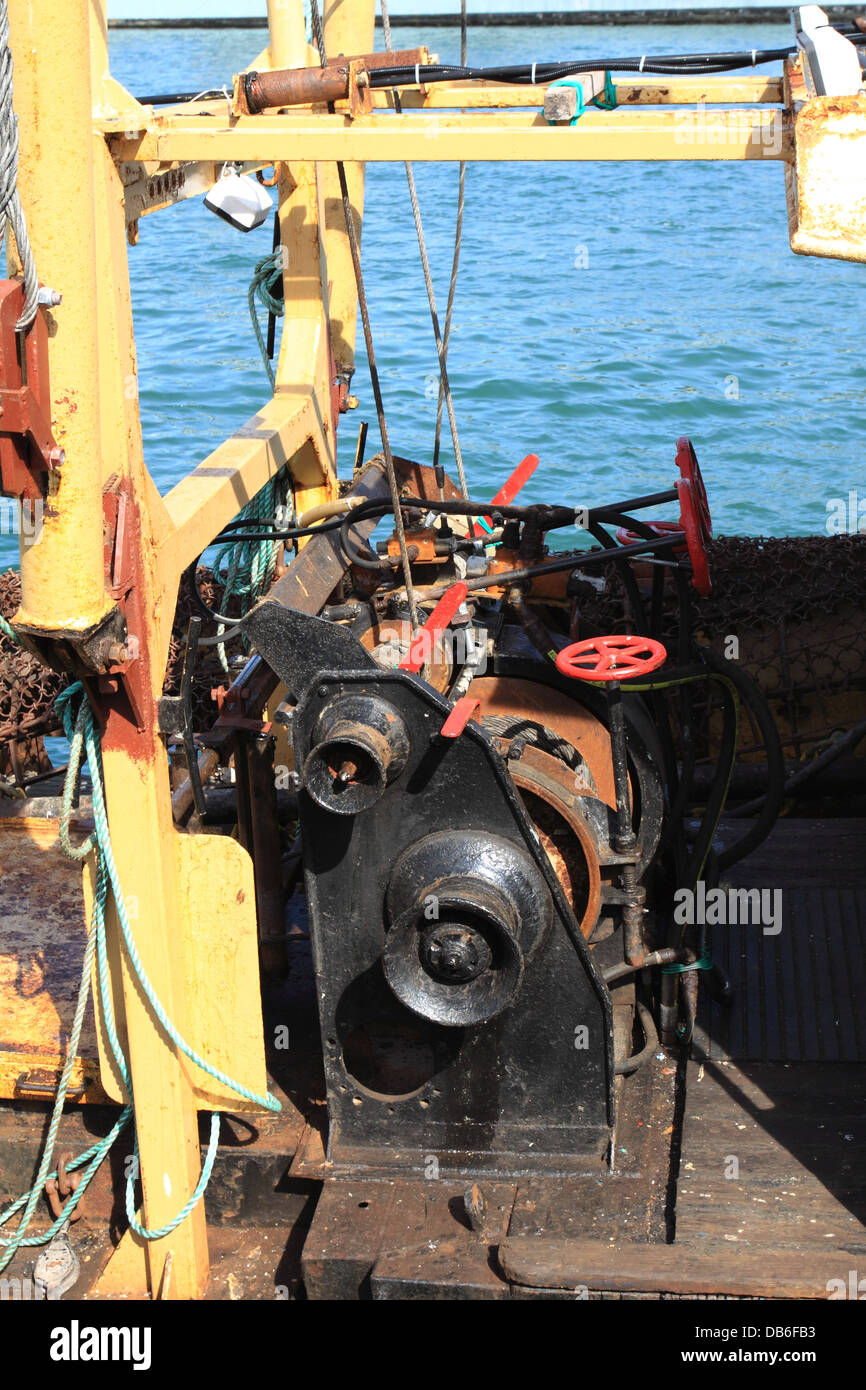 Net Seilwinde Fanggeräte auf kommerzielle Fischereifahrzeug bei Dartmouth, Devon, England, UK. Stockfoto