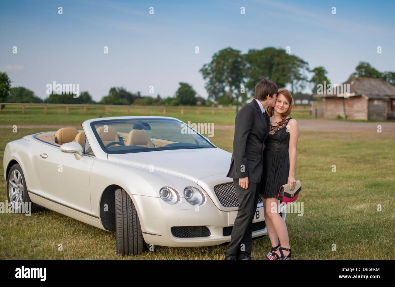 Prom Night Kuss vor dem Luxus-Cabriolet Bentley Auto Stockfoto