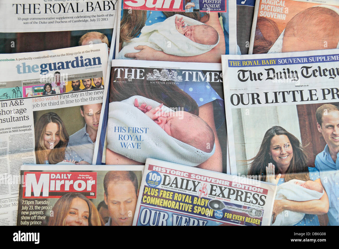 Königliche BABY UK Tageszeitung Reaktion auf Mittwoch, 24. Juli 2013 als Duke & Herzogin von Cambridge die Lindo Flügel von Str. Marys Krankenhaus in London verließ (sie links auf Dienstag, 23. Juli 2013) nach der Geburt ihres Sohnes am Montag, 22. Juli 2013. Bildnachweis: Maurice Savage/Alamy Live-Nachrichten Stockfoto