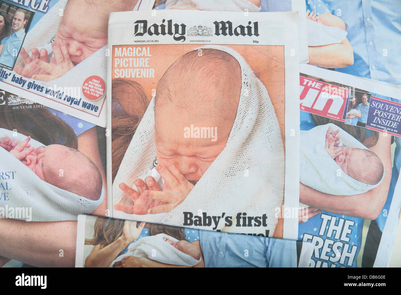 Königliche BABY UK Tageszeitung Reaktion auf Mittwoch, 24. Juli 2013 als Duke & Herzogin von Cambridge die Lindo Flügel von Str. Marys Krankenhaus in London verließ (sie links auf Dienstag, 23. Juli 2013) nach der Geburt ihres Sohnes am Montag, 22. Juli 2013. Bildnachweis: Maurice Savage/Alamy Live-Nachrichten Stockfoto