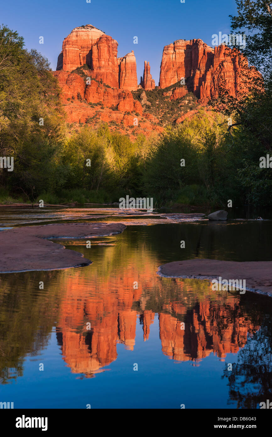 Cathedral Rock bei Sonnenuntergang vom Oak Creek Canyon in Sedona, Arizona Stockfoto
