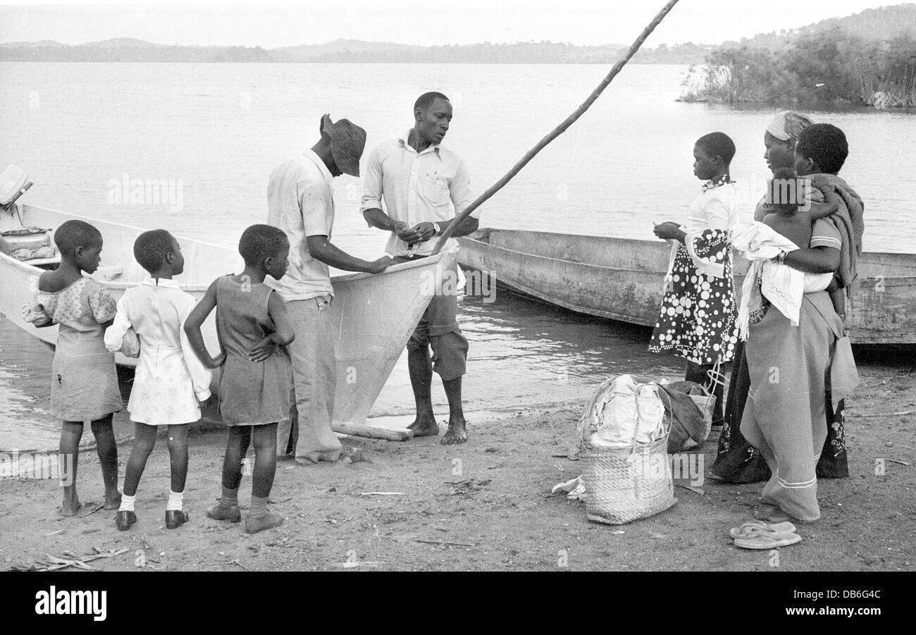 Erwachsene und Kinder sammeln von Lake Victoria in Kampala-Uganda-Afrika Stockfoto