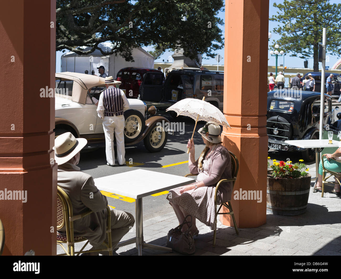 dh Art Deco Festival NAPIER NEUSEELAND Wochenende Menschen sitzen entspannt draußen in 1930er-Kleidung Stockfoto