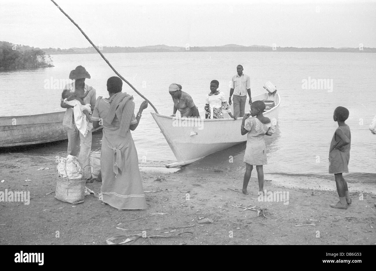 Erwachsene und Kinder sammeln von Lake Victoria in Kampala-Uganda-Afrika Stockfoto