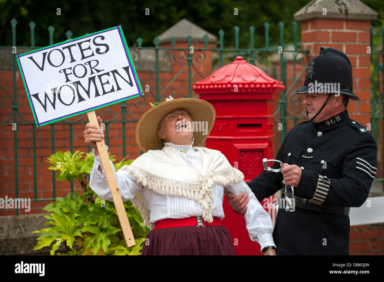 Frau Suffragetten demonstrieren mit Plakat, aus Protest verhaftet, von einem Polizisten mit Handschellen Stockfoto