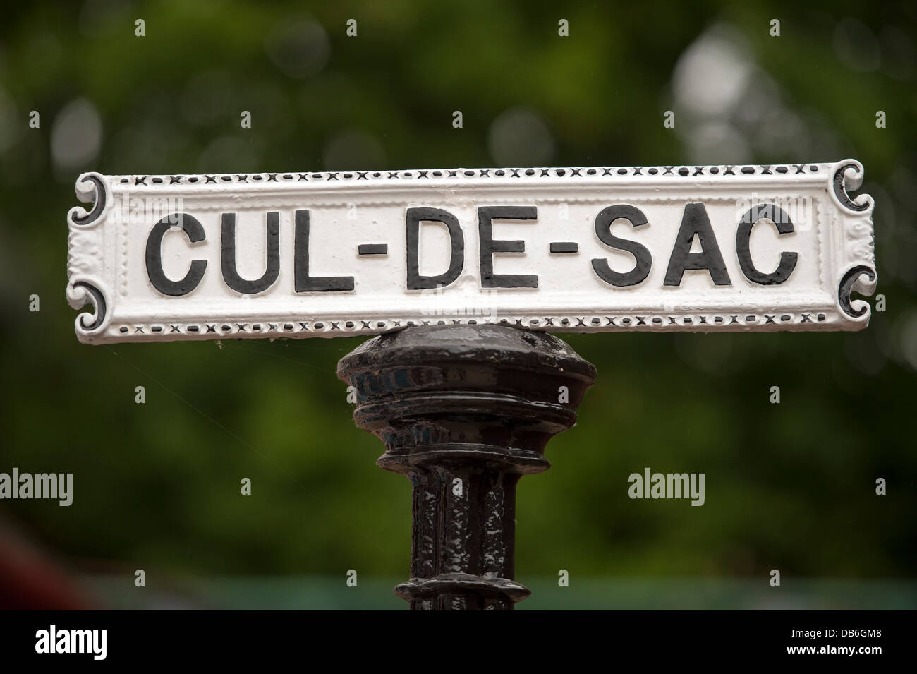 Cul de Sac oder Cul de Sac Straßenschild Vintage aus Gusseisen lackiert Stockfoto
