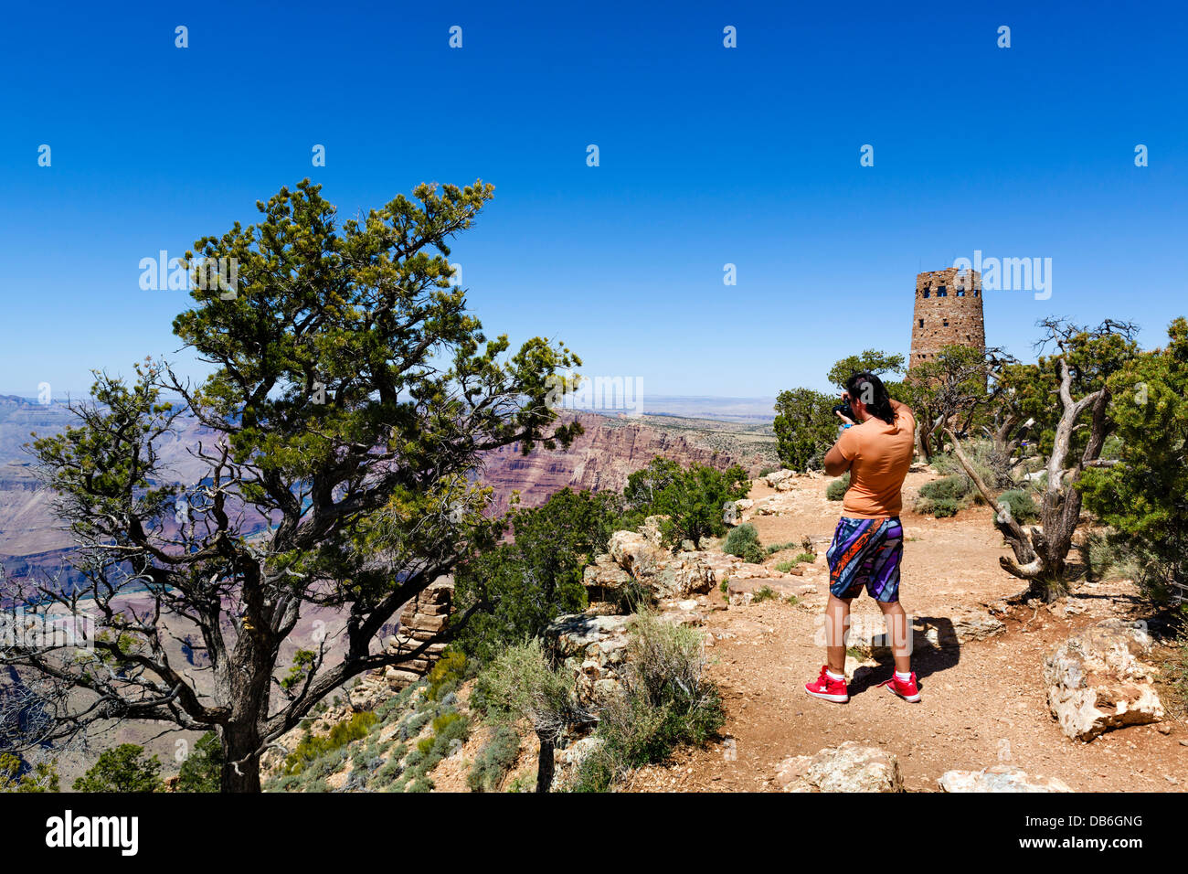 Touristen fotografieren am Desert View Watchtower, South Rim, Grand Canyon National Park, Arizona, USA Stockfoto