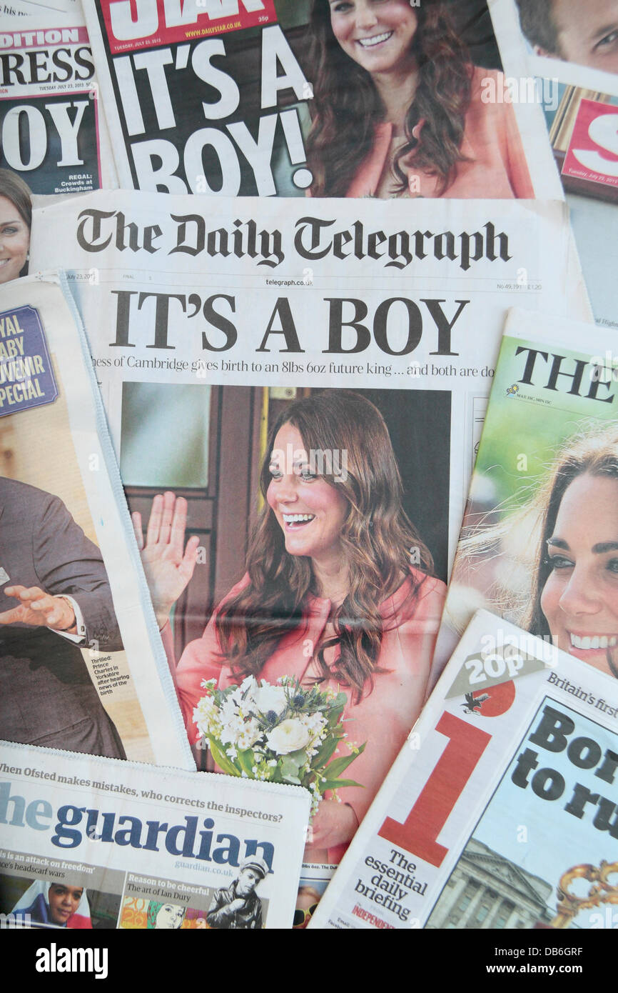 ROYAL BABY UK Tageszeitung Reaktion auf Dienstag, 23. Juli 2013 auf die Nachricht, dass die Herzogin von Cambridge, Ehefrau von Herzog von Cambridge, ein Junge auf Montag, 22. Juli 2013 zur Welt gebracht hatte. Bildnachweis: Maurice Savage/Alamy Live-Nachrichten Stockfoto