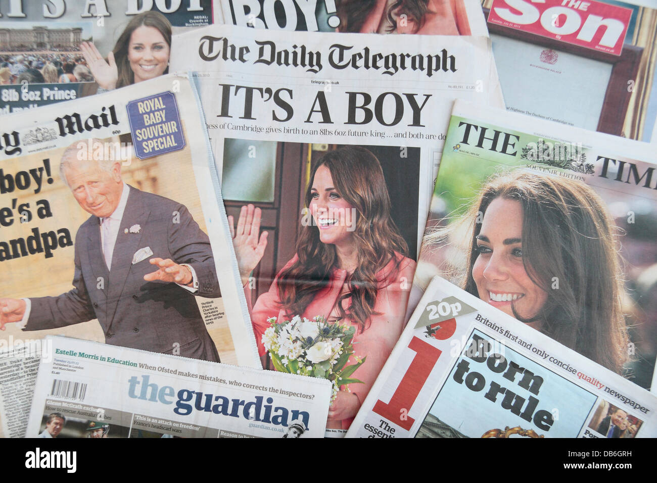 ROYAL BABY UK Tageszeitung Reaktion auf Dienstag, 23. Juli 2013 auf die Nachricht, dass die Herzogin von Cambridge, Ehefrau von Herzog von Cambridge, ein Junge auf Montag, 22. Juli 2013 zur Welt gebracht hatte. Bildnachweis: Maurice Savage/Alamy Live-Nachrichten Stockfoto