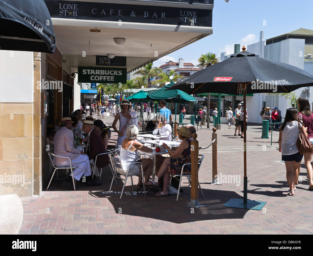 dh Emerson Street NAPIER NEUSEELAND Menschen sitzen trinken entspannen draußen auf Straßenpflaster Café im Freien Stockfoto