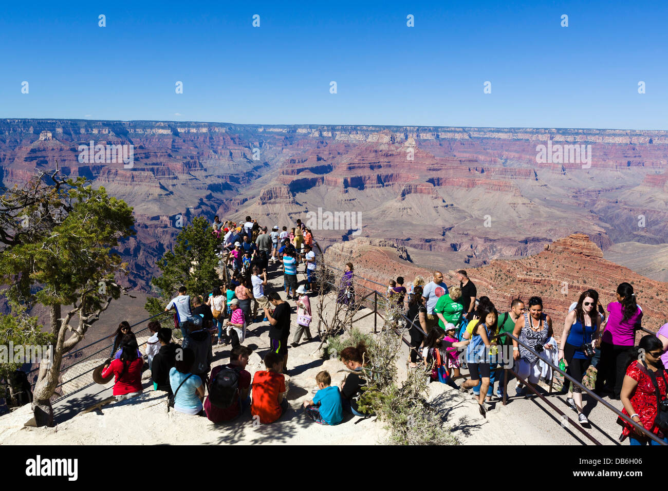 Masse der Touristen am Mather Point Lookout, South Rim, Grand Canyon National Park, Arizona, USA Stockfoto