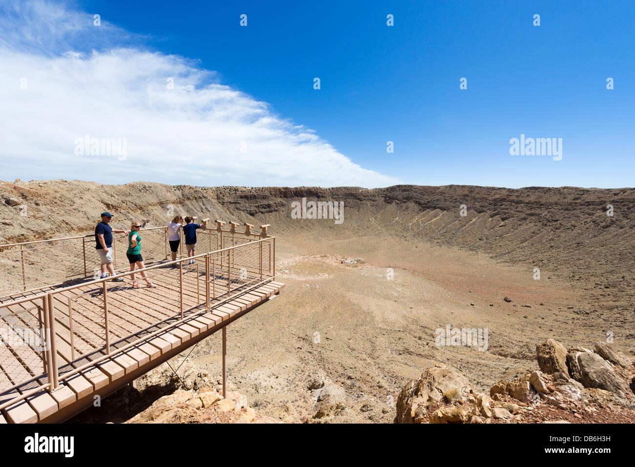 Touristen auf der Rim Overlook, Meteor-Krater (auch bekannt als Barringer Crater) in der Nähe von Winslow, Arizona, USA Stockfoto