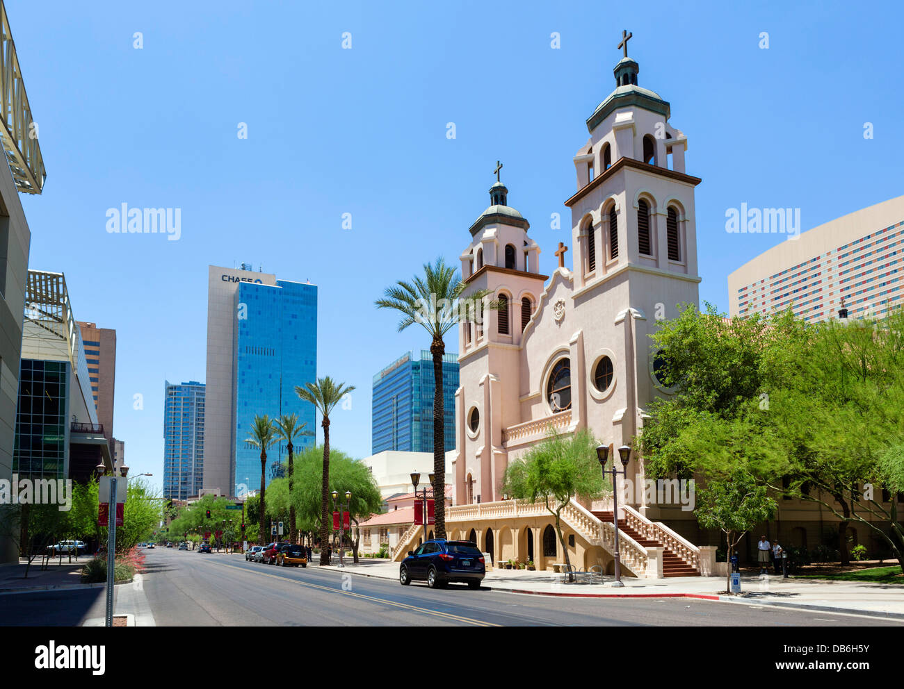 Die Innenstadt von Ansicht unten E Monroe Street mit Str. Marys Basilika auf der rechten Seite, Phoenix, Arizona, USA Stockfoto