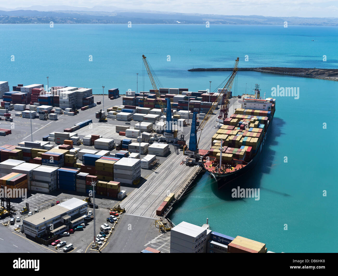 dh Napier Harbour NAPIER NEW ZEALAND Container Schiff angeschobelt Hafen Wharf Container Verladen Hafen Dock Cargo Container Stockfoto