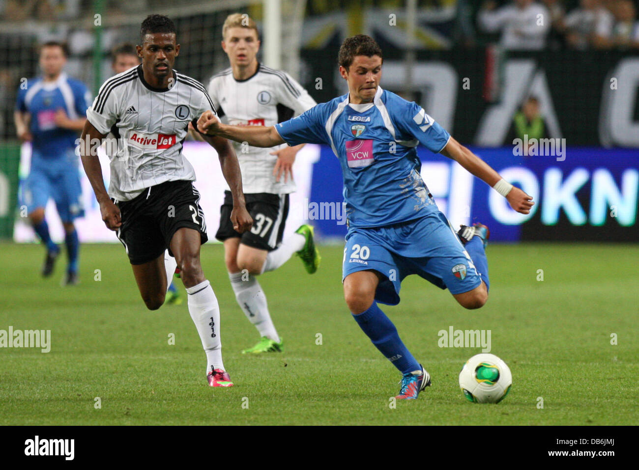 Warschau, Polen. 24. Juli 2013. Champions League Qualifikation Runde, Legia Warszawa versus FC New Saints, Dossa Junior (Legia), Alex Darlington (New Saints) Credit: Action Plus Sport Bilder/Alamy Live News Stockfoto