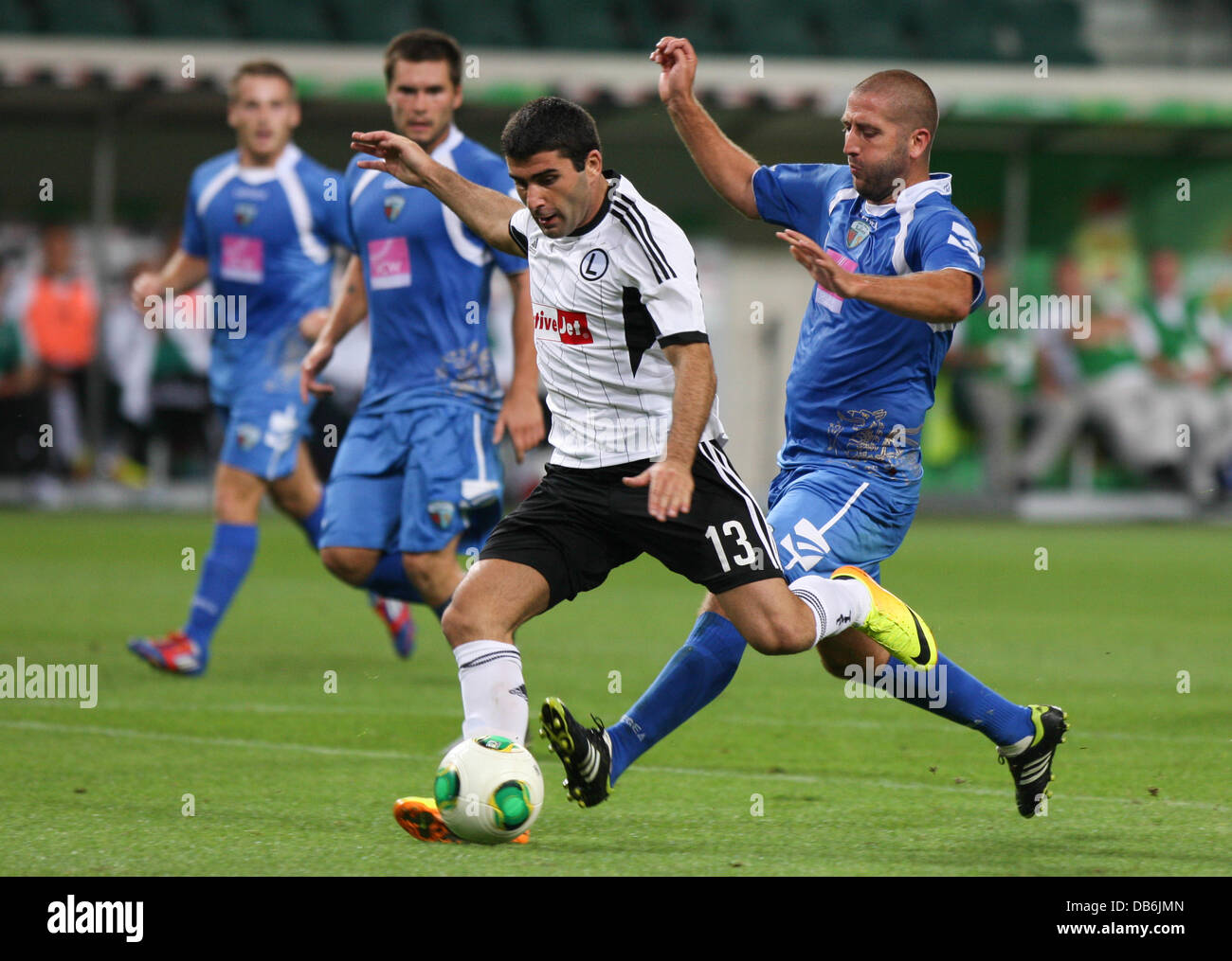 Warschau, Polen. 24. Juli 2013. Champions League Qualifikation Runde Legia Warschau gegen FC New Saints, Vladimir Dvalishvili (Legia), Philip Baker (New Saints), Bramka Credit: Action Plus Sport Bilder/Alamy Live News Stockfoto