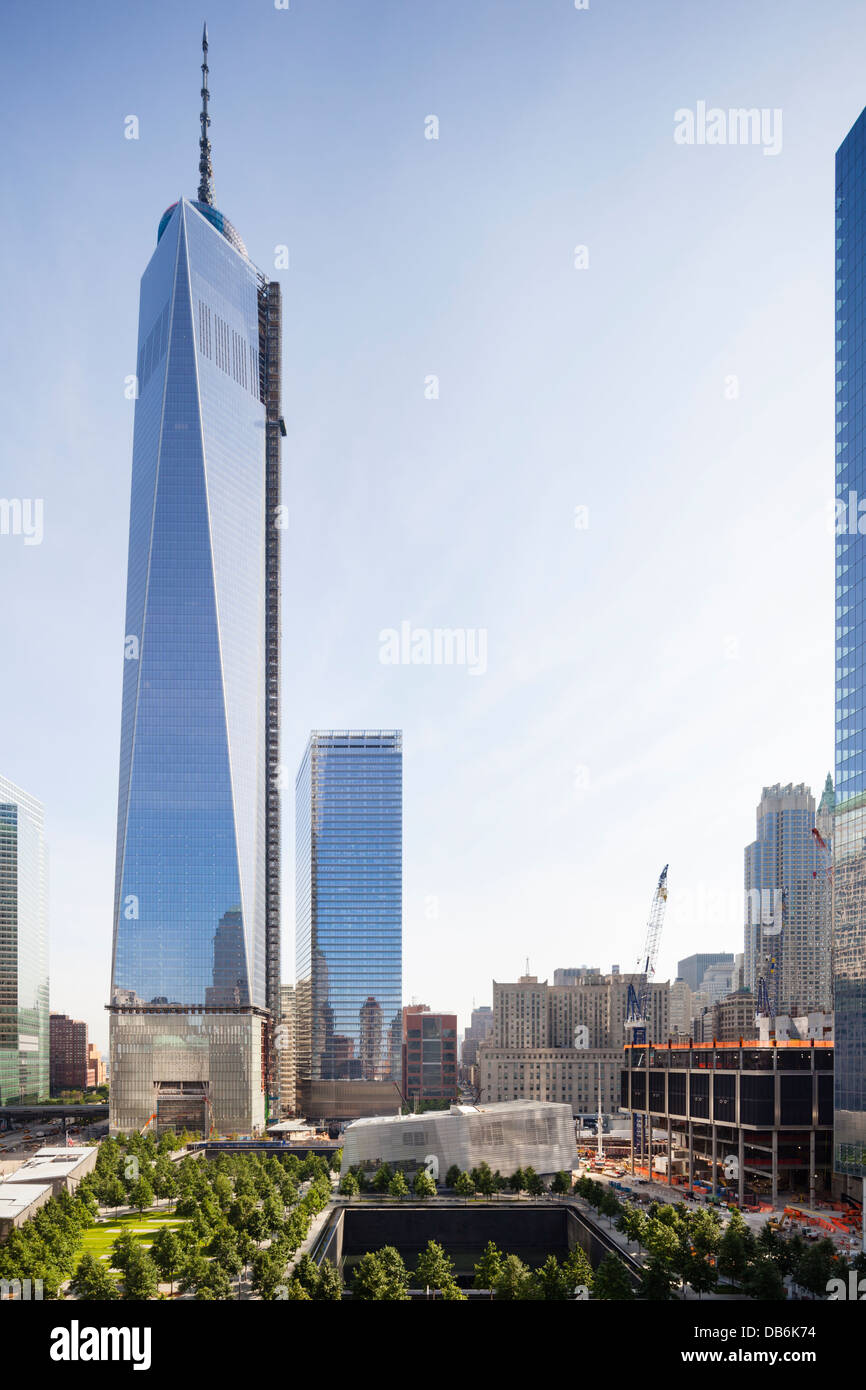 Die fast fertige One World Trade Center und 9/11 Memorial. Mit einem Tilt-Shift-Objektiv für perspektivische Korrektur aufgenommen. Stockfoto