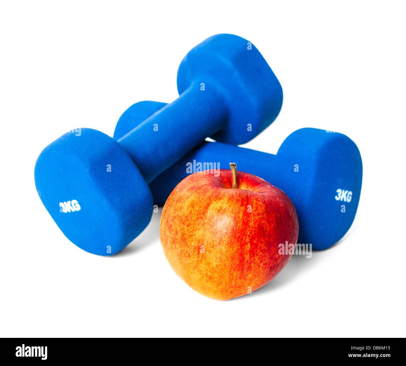 Blaue Hantel Gewichte und roter Apfel, isoliert auf weiss mit weichen Schatten. Stockfoto