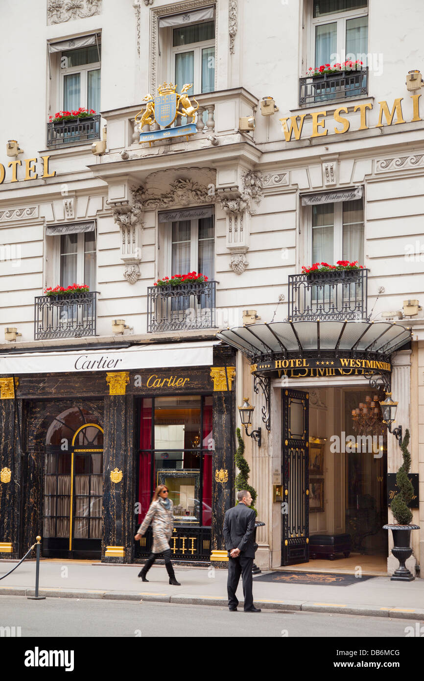 Türsteher vor Westminster Hotel in der Nähe von Place Vendome, Paris Frankreich Stockfoto