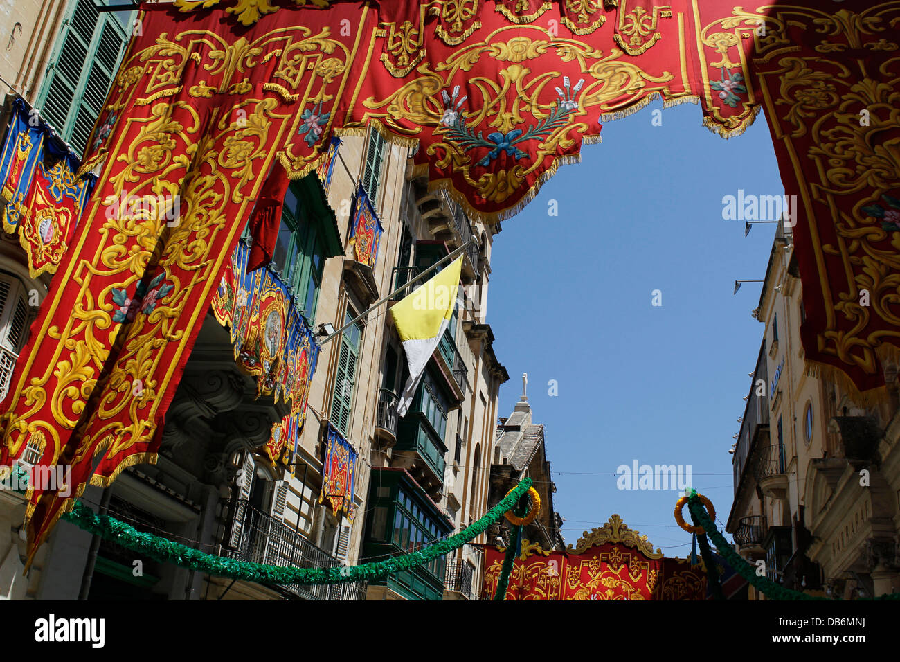 Fahnen Dekoration der Republic Street in Valletta, die Hauptstadt von Malta Insel Stockfoto