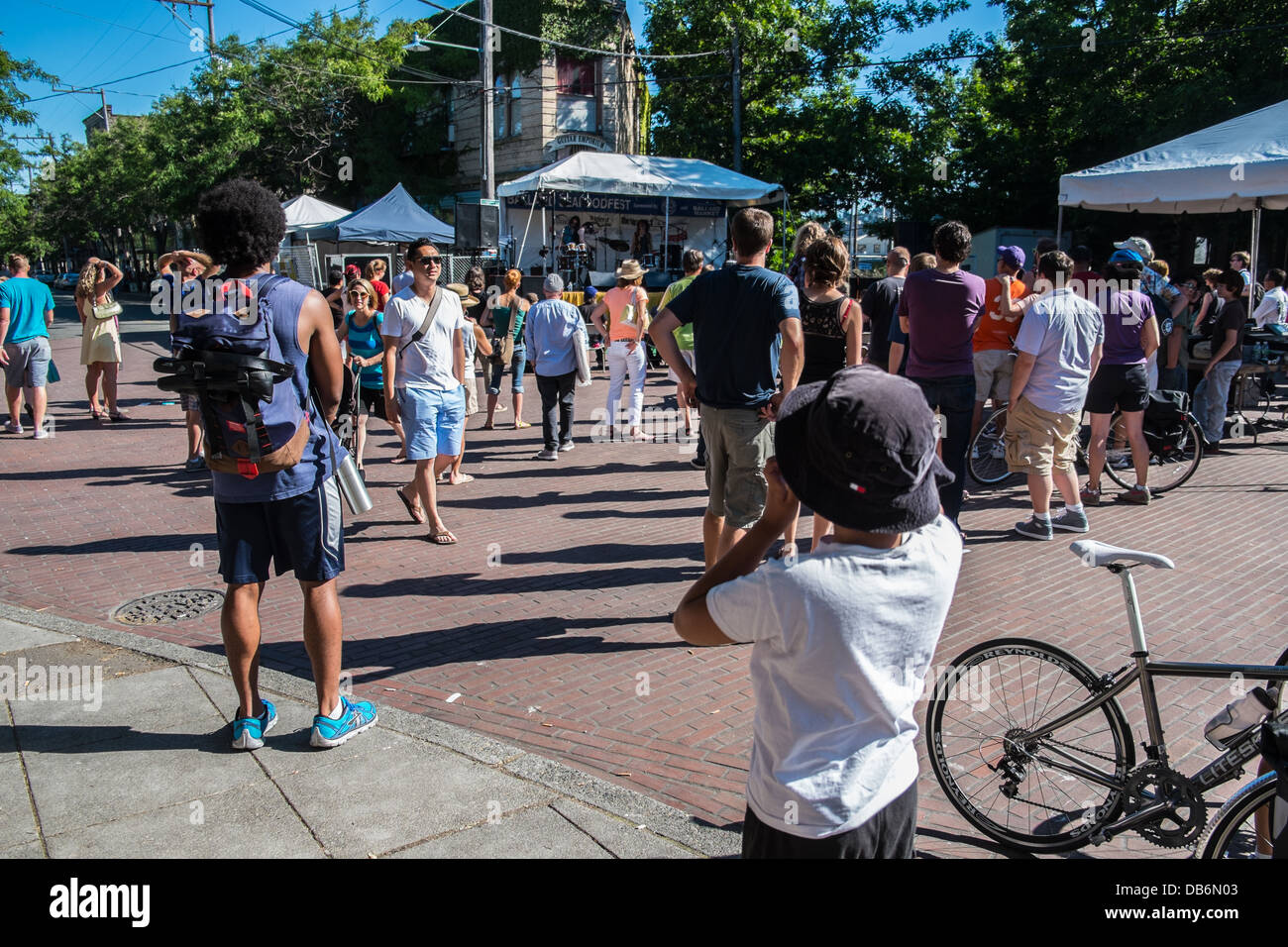Menschen genießen im freien Musik bei Ballard Seafood Festival in Seattle Stockfoto