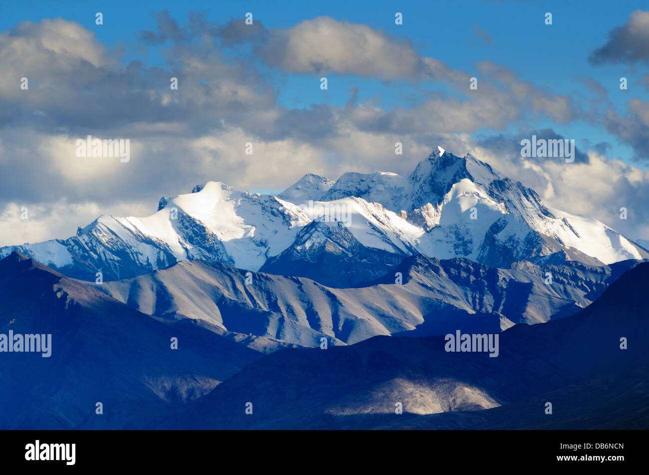 Sehen Sie sich auf eine Bergkette im Schnee im Himalaya in Ladakh, Indien Stockfoto