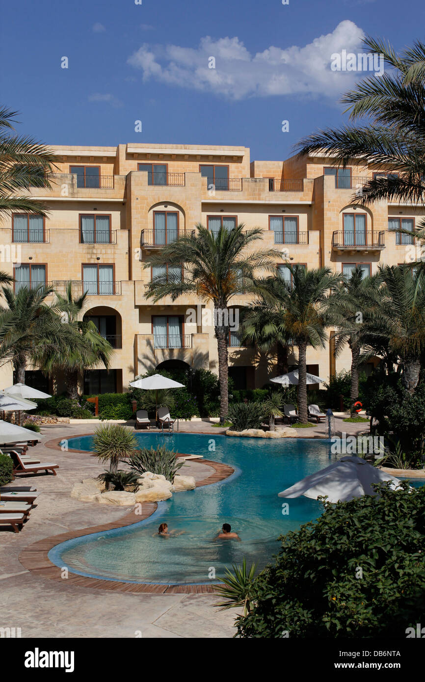 Urlauber in den Swimmingpool Kempinski San Lawrenz das größte Hotel der Insel Gozo. die Schwester Insel Malta Stockfoto