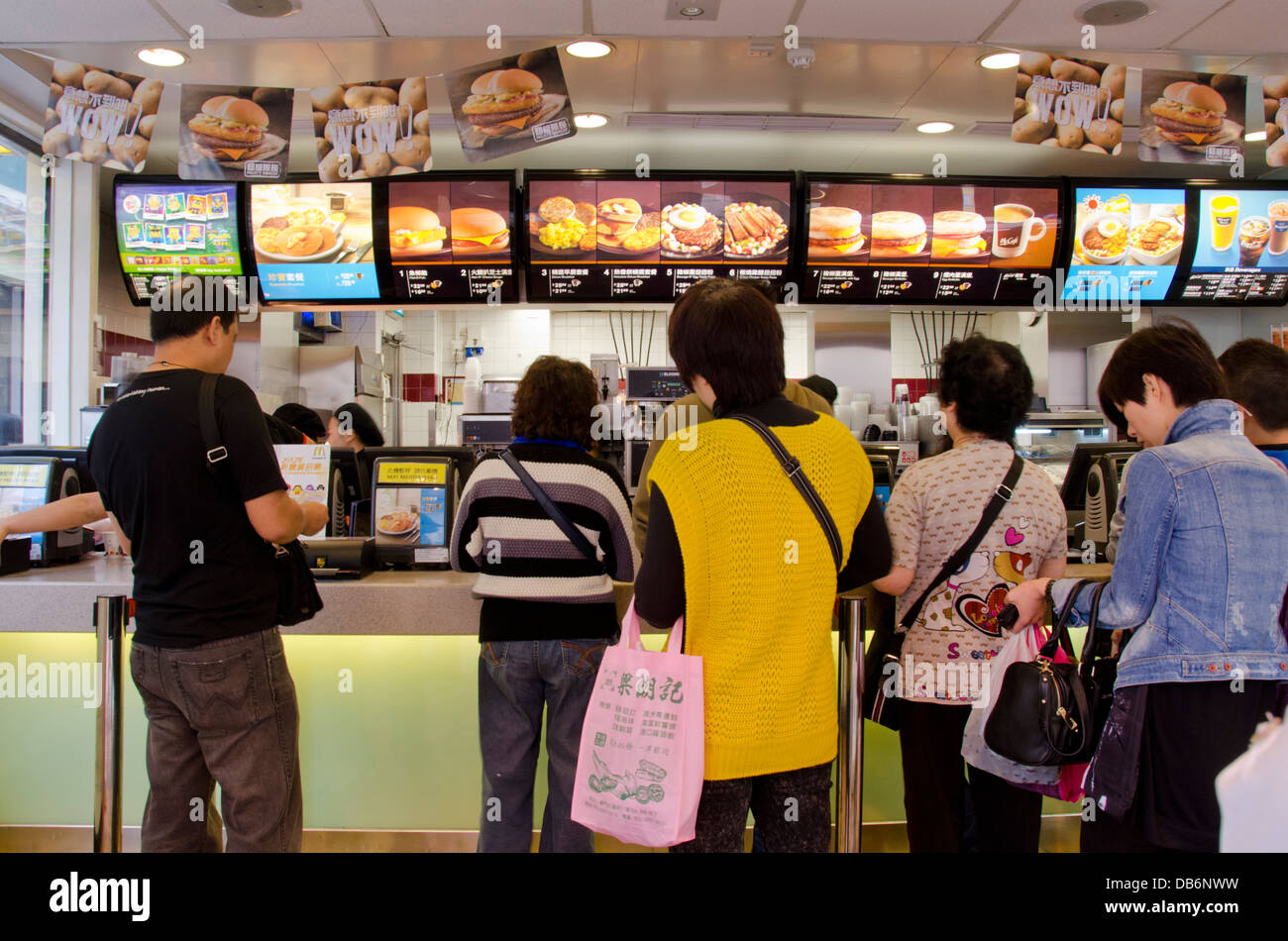 China, Macau. Historisches Zentrum von Macao, UNESCO. Typischen lokalen McDonalds mit Kunden in der Schlange für Fast Food. Stockfoto