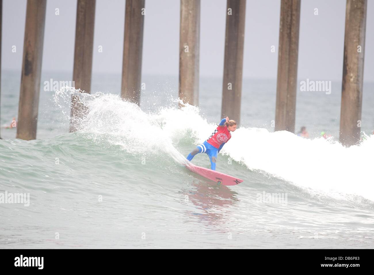 Huntington Beach, CA, USA. 24. Juli 2013. 24. Juli 2013: Titelverteidiger Lakey Peterson während der zweiten Runde des Förderwettbewerbs Vans uns Open of Surfing in Huntington Beach, CA. Credit: Csm/Alamy Live-Nachrichten Stockfoto