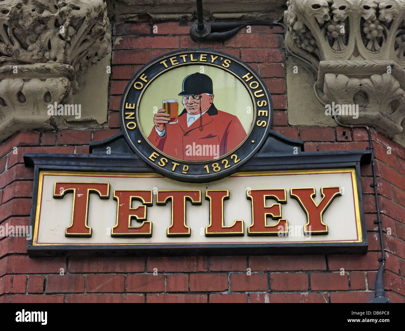 Melden eines Tetleys Housing Estd 1822 Tetley Brauerei Jäger an der Wand einer Kneipe in Liverpool Stockfoto