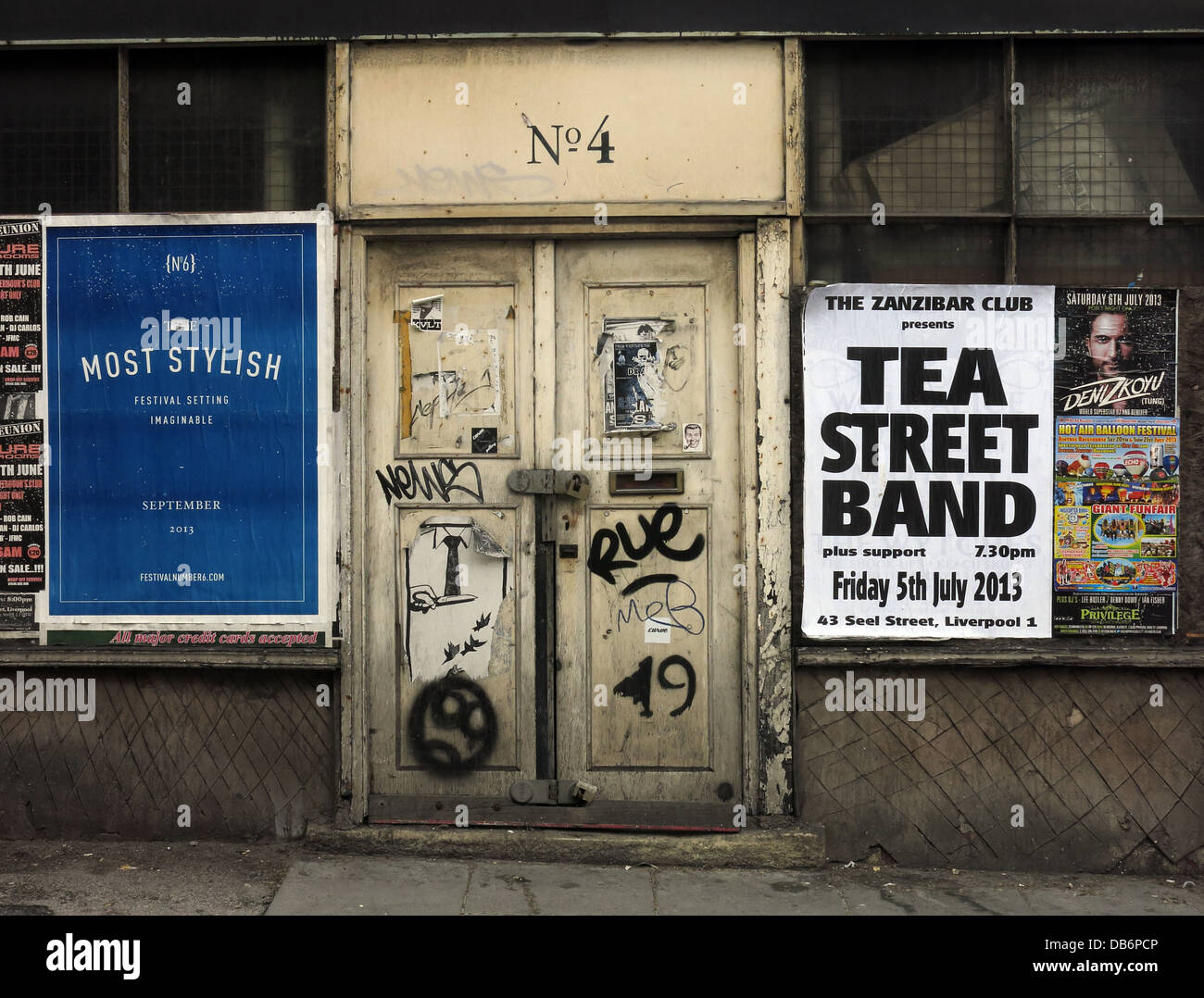 Nr. 4, alte Tür, verlassenen Gebäude mit Plakaten, Liverpool, Merseyside, North West England, Großbritannien Stockfoto