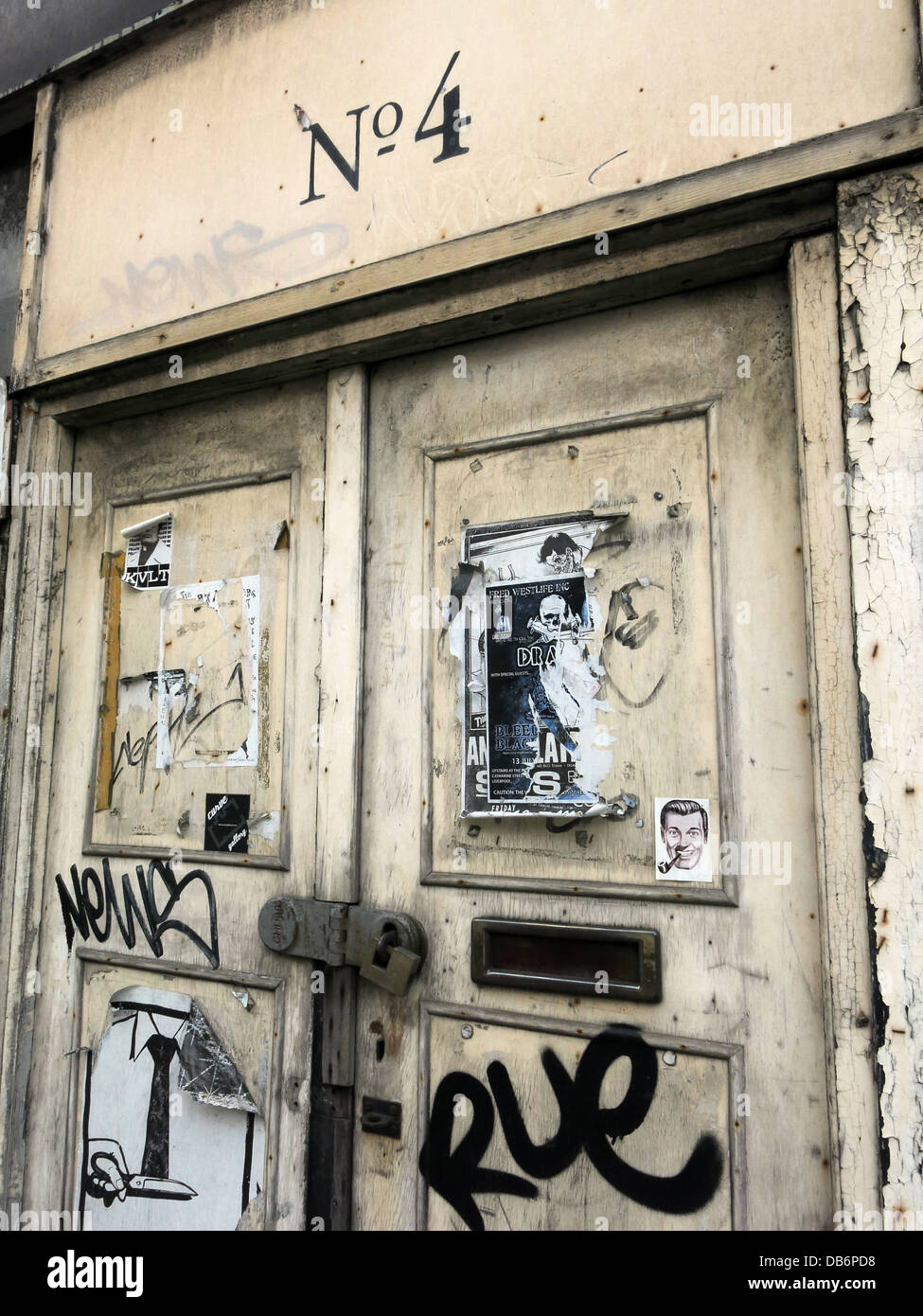 Nr. 4, alte Tür, verlassenen Gebäude mit Plakaten, Liverpool, Merseyside, North West England, Großbritannien Stockfoto