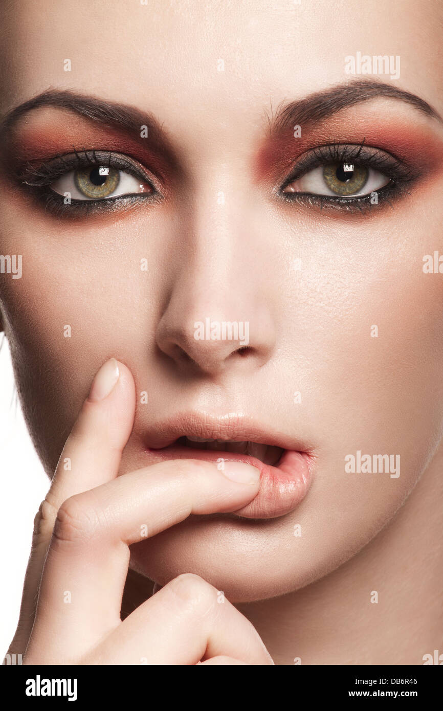 Schönes Modell, Blick in die Kamera mit den Fingern auf die Lippen Stockfoto