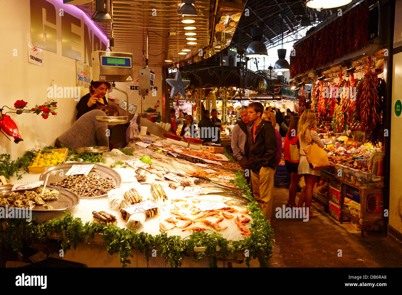 frische Meeresfrüchte und Schalentiere auf dem Display in der la Boqueria-Markt in Barcelona-Katalonien-Spanien Stockfoto