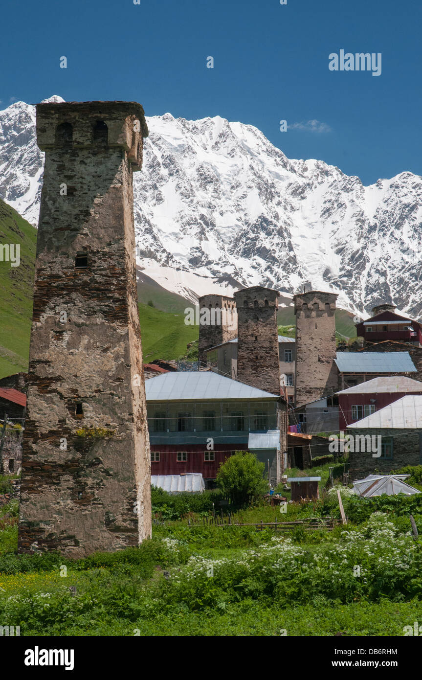 Stein-Türme von Ushguli, höchste dauerhaft bewohnte Dorf Europas, in der abgelegenen Region Swanetien Georgien Stockfoto