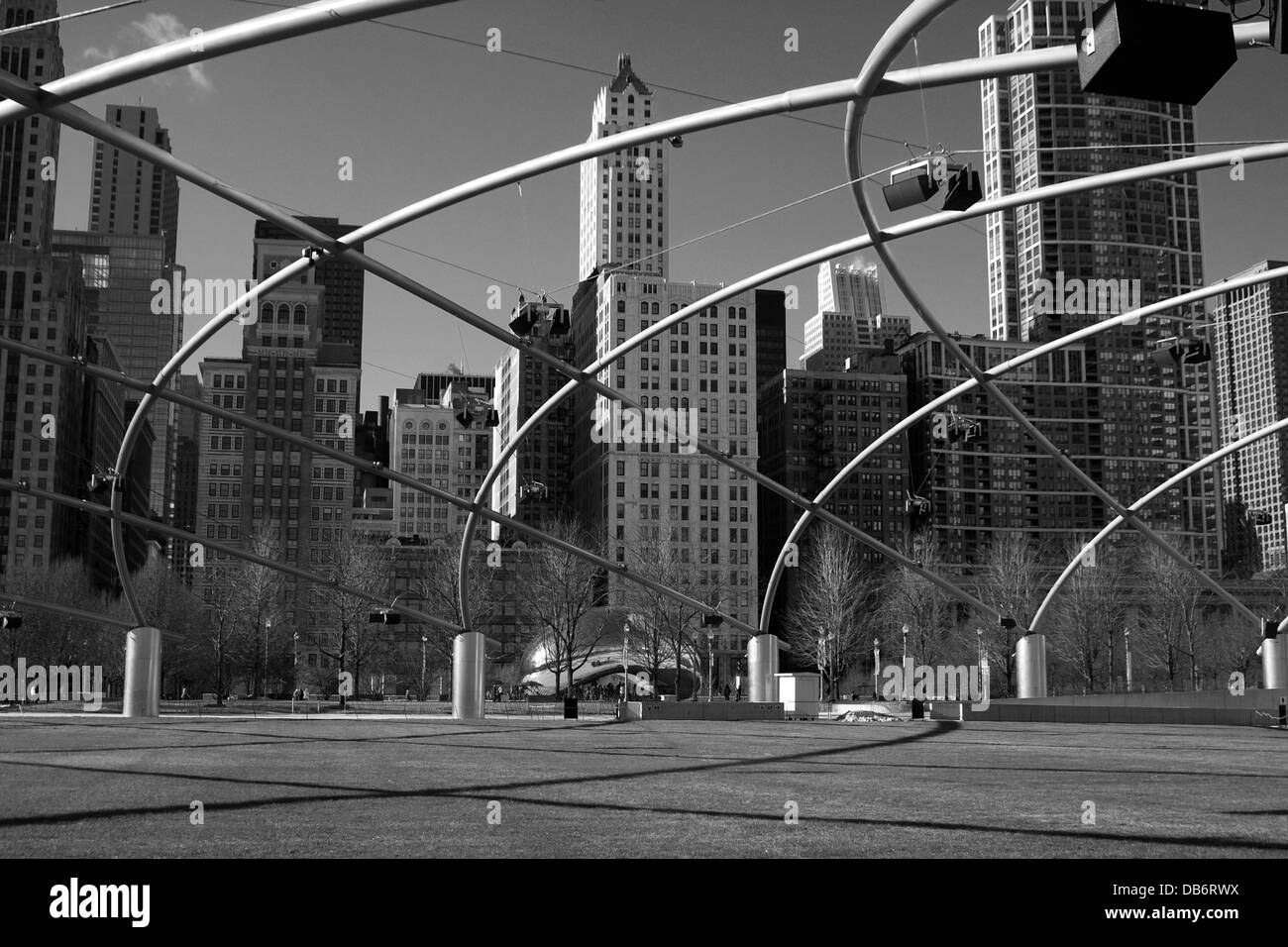 Schwarz / weiß Foto der Michigan Avenue, gesehen durch das Gitter von der Musikpavillon im Millennium Park, Chicago, Illinois. Stockfoto