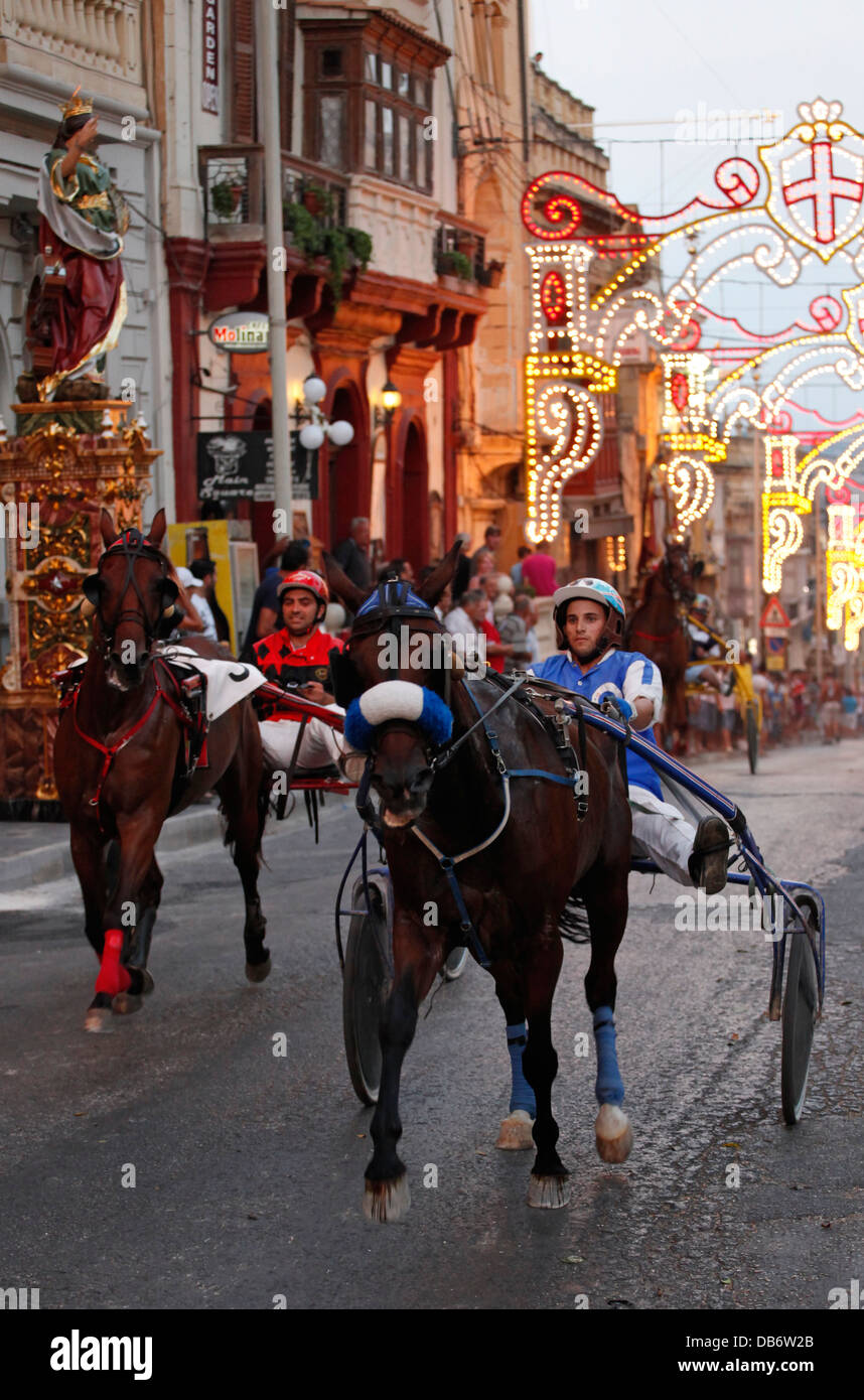 Traditionelle maltesische Pferderennen statt Entlang der Republic Street während des Festes des Hl. Haupttouristenattraktionen der Stadt Citta Victoria auch unter den Einheimischen bekannt als Maltas Rabat auf der Insel Gozo, die Schwesterinsel von Malta Stockfoto