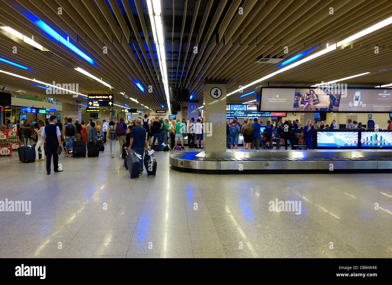 Die Ankunft am Internationalen Flughafen von Valletta, Hauptstadt von Malta  Stockfotografie - Alamy