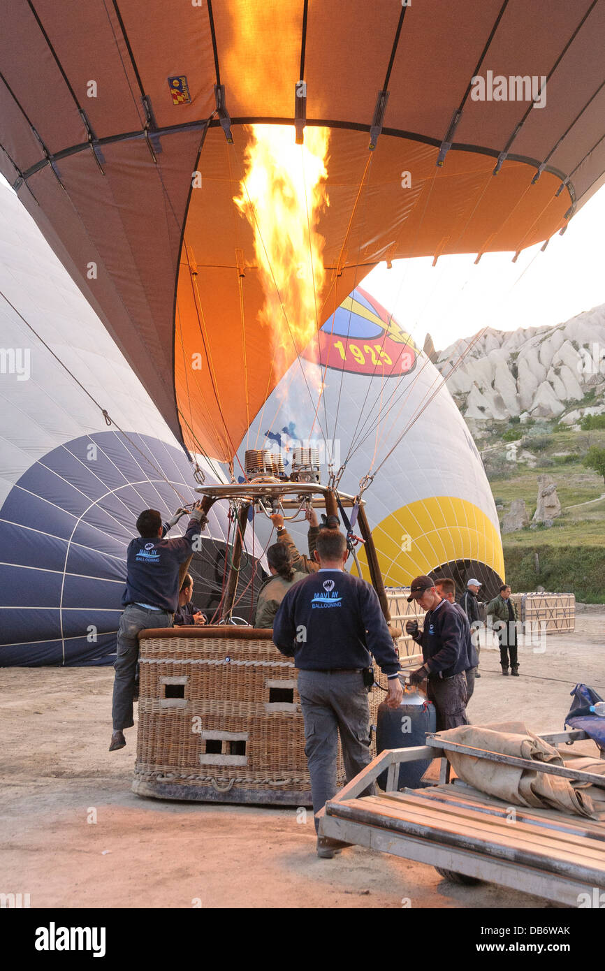 Kappadokien, Türkei. Vorbereitung für Sonnenaufgang Ballonfahrt. Stockfoto