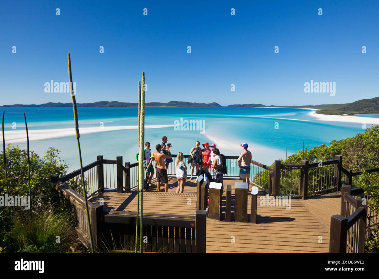 Touristen auf der malerischen Aussichtspunkt mit Blick auf Hill Inlet und Whitehaven Beach. Whitsunday Island, Queensland, Australien Stockfoto